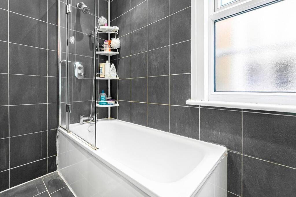5-bed Family Retreat In Chiswick Villa